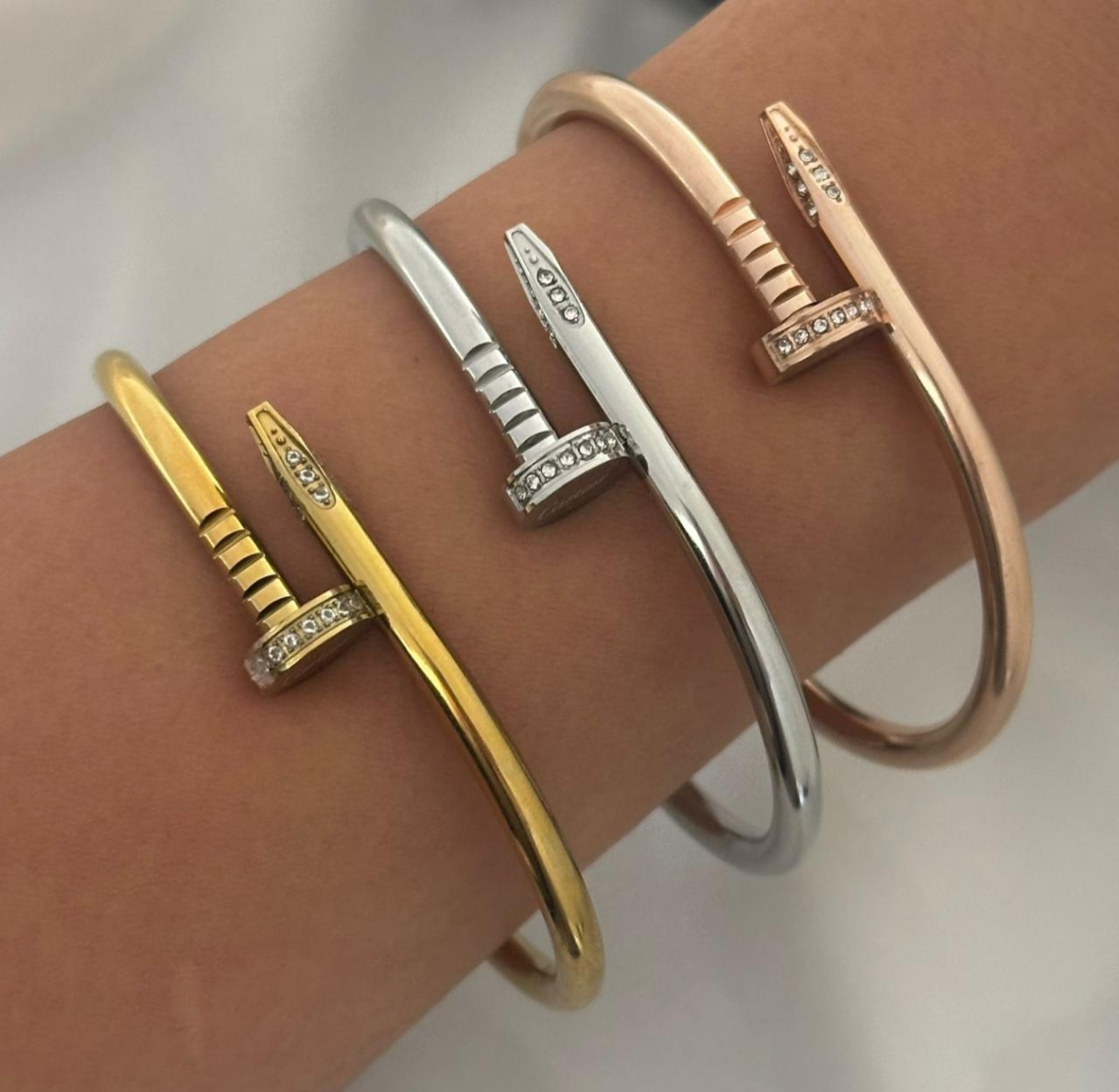 nail set with zircon